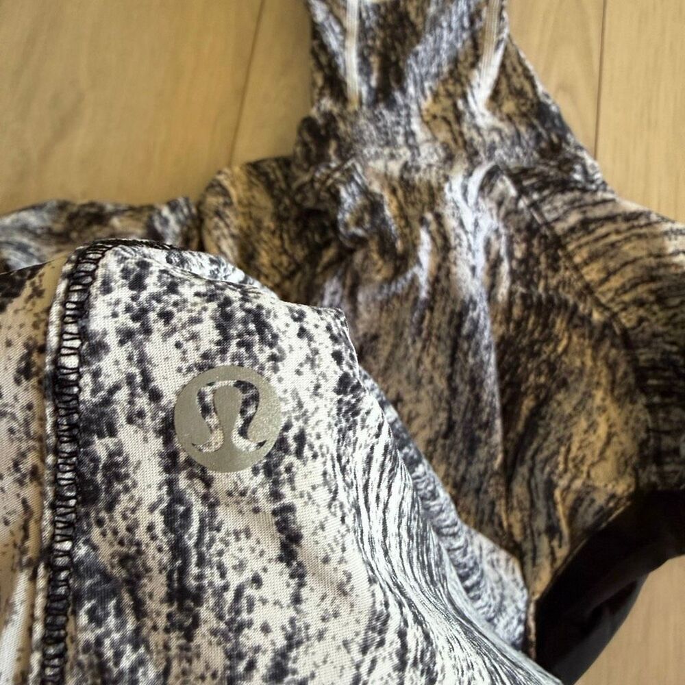 Lululemon Runbeam Hoodie black white long sleeve top Running Texture Twist 4/6 - Picture 7 of 8
